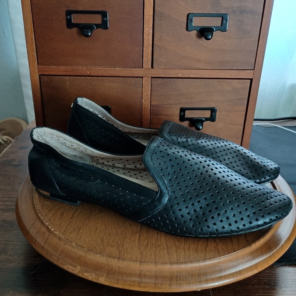 Yosi Samra Preslie Black Perforated Leather Loafers Flats sz 9 Classic style! - Picture 2 of 5